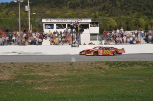 Helliwell and Hoar take the checkers in a photo finish at Devil's Bowl Speedway in the Spring Green 113